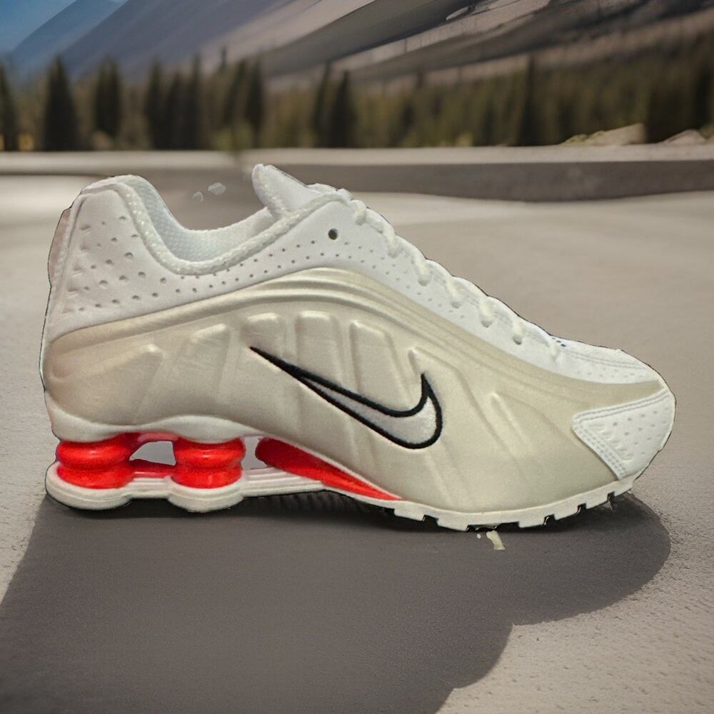 New Women's Size 6 Nike Shox R4 White Phantom AR3565-103 - Picture 1 of 7